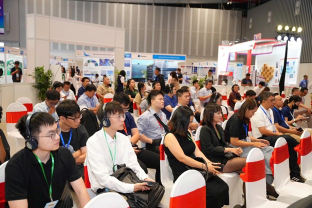 Có thể là hình ảnh về 4 người và văn bản