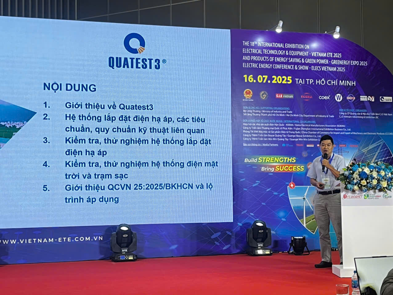 Có thể là hình ảnh về 10 người, cái bục và văn bản cho biết 'EKHAIMAC OPENINGCEREMONY OPENING CEREMONY Kiềm ra, thử nghiệm TRIỂN LÂM CÔNG NGHỆ THIẾT ĐIÊN- láp điện LƯỢNG XANH TRIENL nghiệm ΑлΕΧ nghiệm nghiệm า truởckh dưa vào áo ĐIỆN& dã của O BUATEST3 dụng MOC6ИK chính ชีเดิก SIDNRD15PO25 THANH.CONG Điện 16. 7.2025 16.07.2025 A/TR.HOCHIMINH MINH SELV รอก nvà tưởng sun bàng RCD ល điện cao Thử ghiệm chức háng của LPS WW.VIETNAK.ETE.COM.VN'