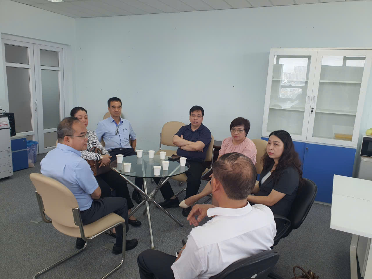 A group of people sitting around a tableAI-generated content may be incorrect.